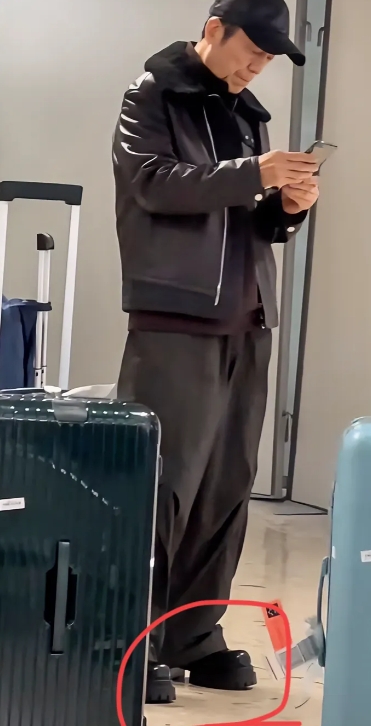 敢不敢打赌，
张艺谋这身衣服绝对是经过设计包装的，
你仔细看他的鞋底，
足足有1