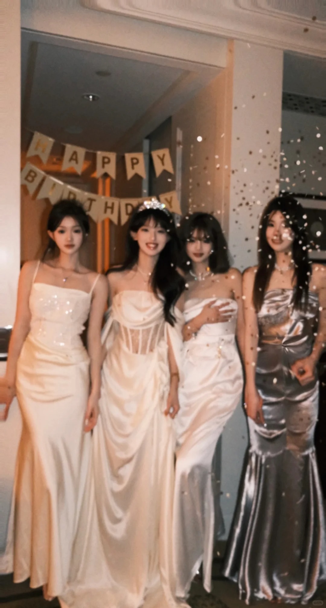 happiness🎊🥳🥰
这回生日让大家都穿了长裙
特别爱我的朋友们 很开