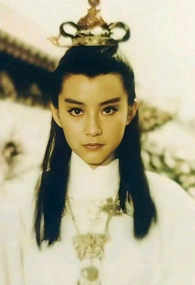 林青霞年轻时女扮男装的照片，目如朗星、面如冠玉、惊为天人，简直人类颜值的顶级天花