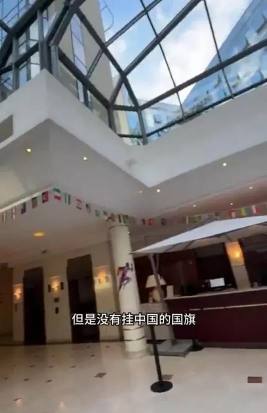 巴黎长荣桂冠酒店竟拒挂中国国旗！

在巴黎的长荣桂冠酒店，购买的万国旗中，总经理