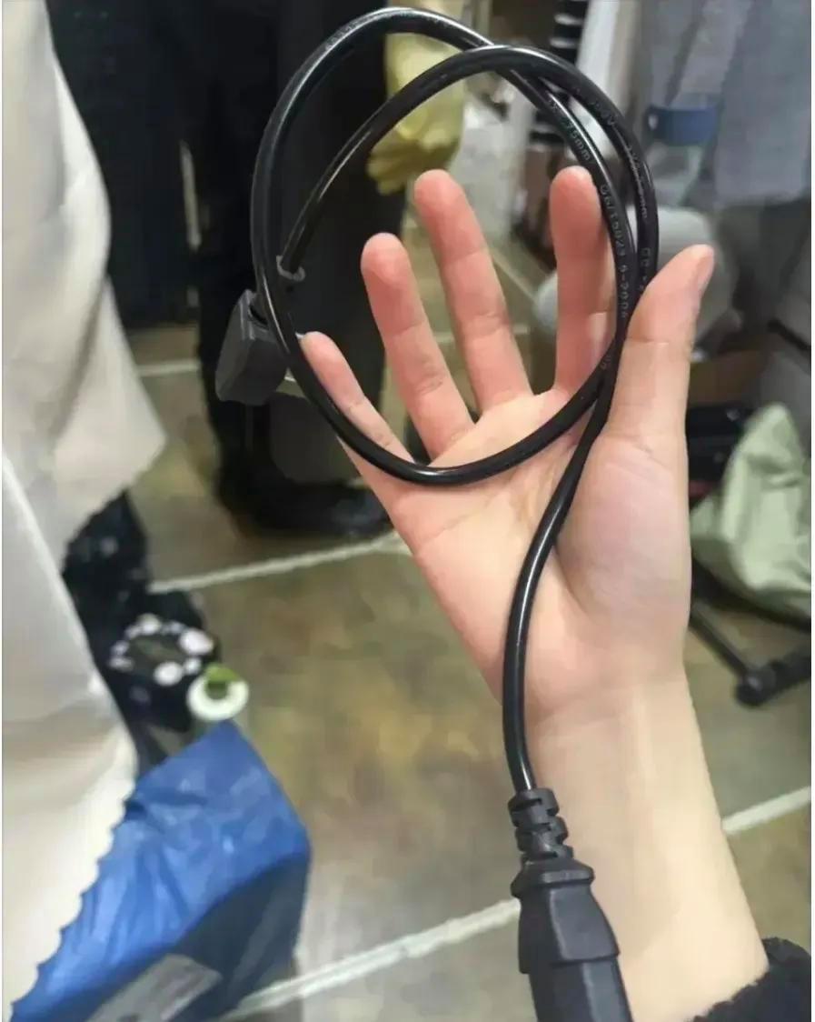 宿舍违禁查寝，这根线被查到了，请问什么理由才能解释这根线！