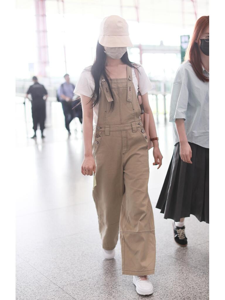 张婧仪卡其色背带裤休闲青春