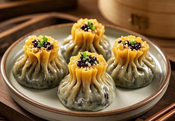 周末去早餐摊觅食，意外发现黑米烧麦。那油亮饱满的模样超诱人，咬一口，软糯的黑米裹