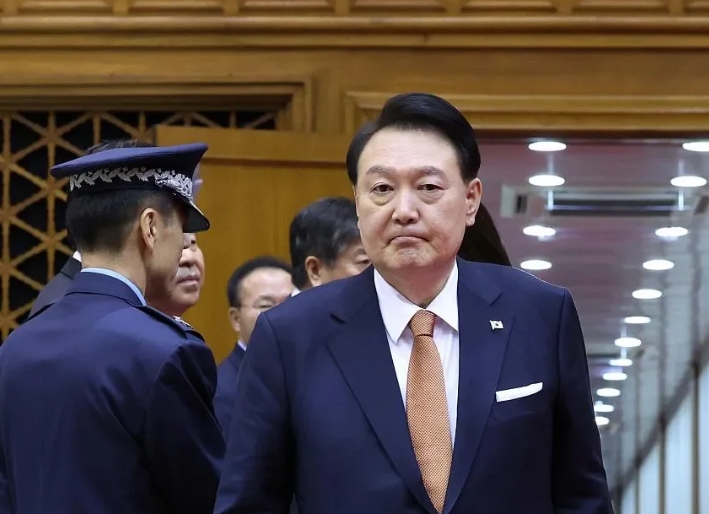 近日，尹锡悦身陷重重困境，面临弹劾与调查，形势堪忧。
为转移公众视线，其团队竟无