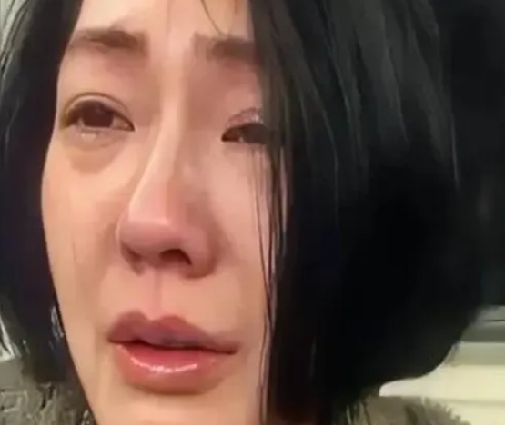 王伟忠说，大S保护小S时，就像一头炸毛的母狮子，尽管自己还吓得发抖呢，却坚决护妹