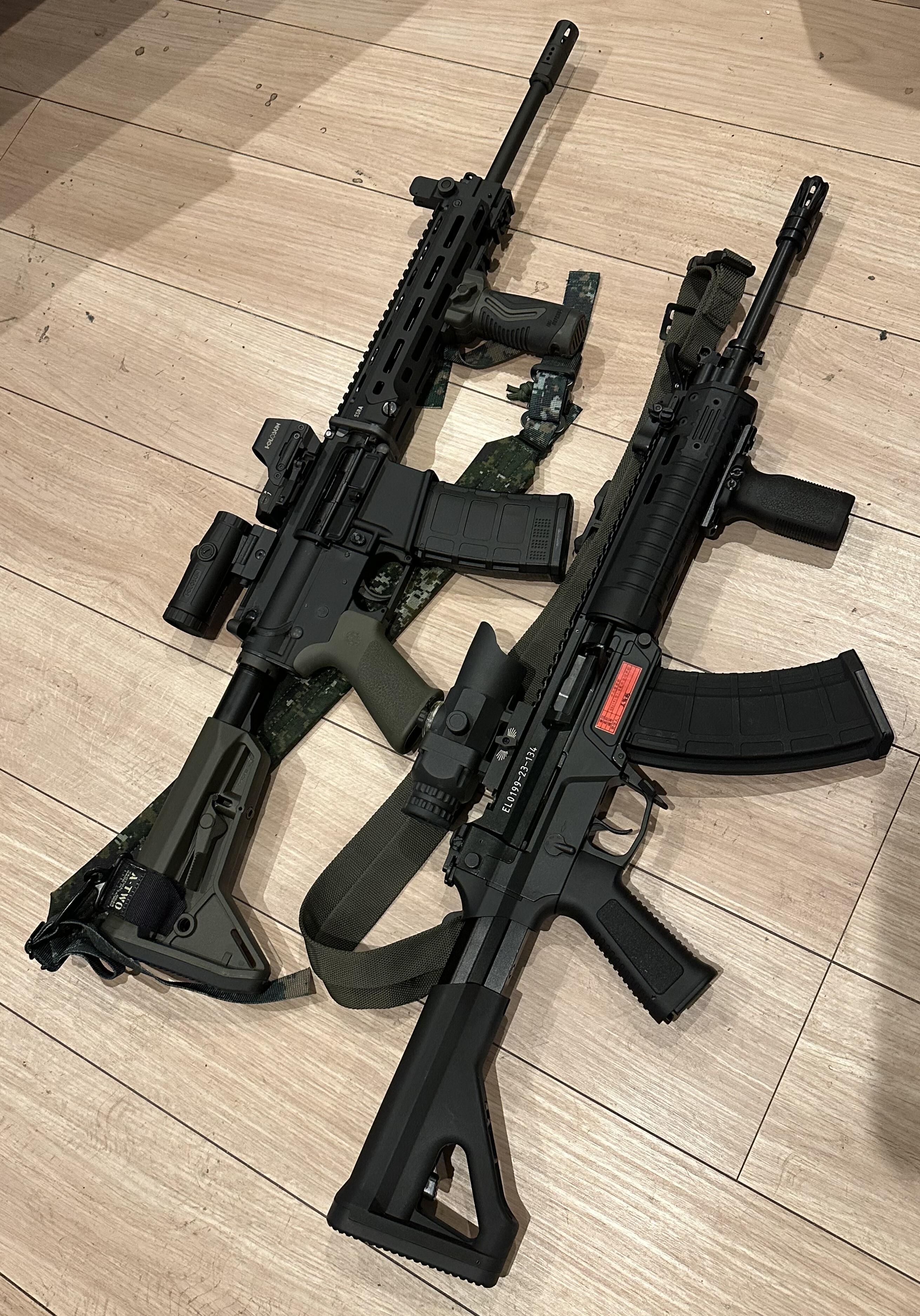 两岸武器同框，左边是台湾联勤205厂T91步枪，右边是中国重庆建设工业QBZ-1