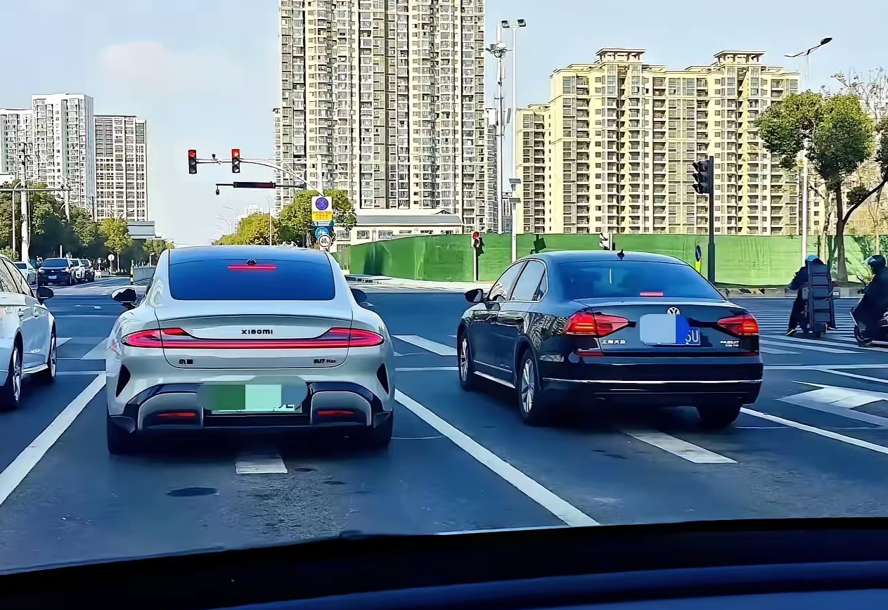 网友：时代变了，同样是二十多万，你会挑右边的车吗？