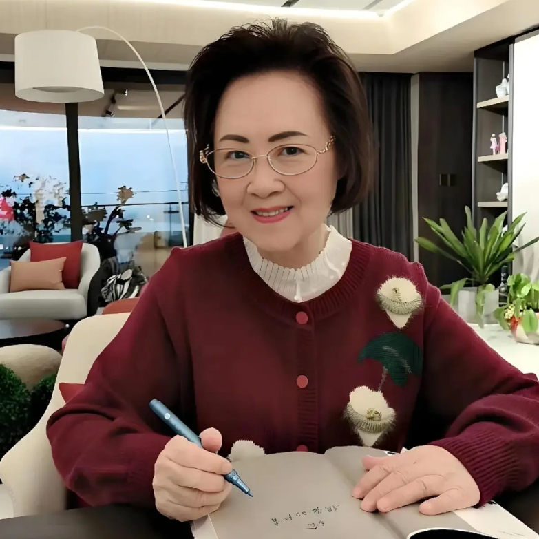 别以为作家坐在窗边喝喝咖啡就能轻松写出一部作品，实际写作是很累活，就拿琼瑶来说，
