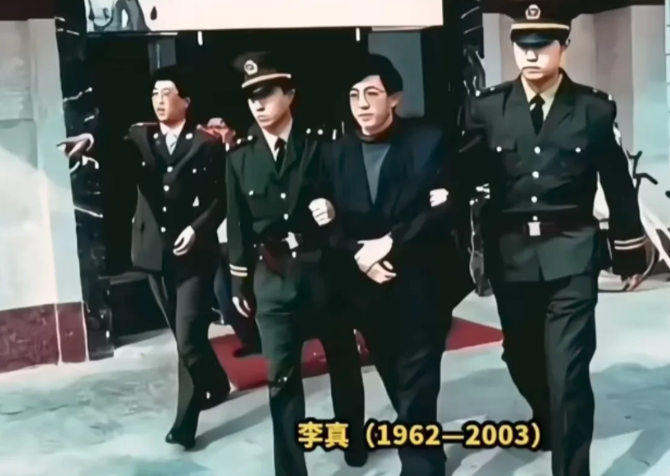 他从正科级到正厅级只用了7年时间，
办公室配了四名空姐，
门口还有退伍军人站岗，