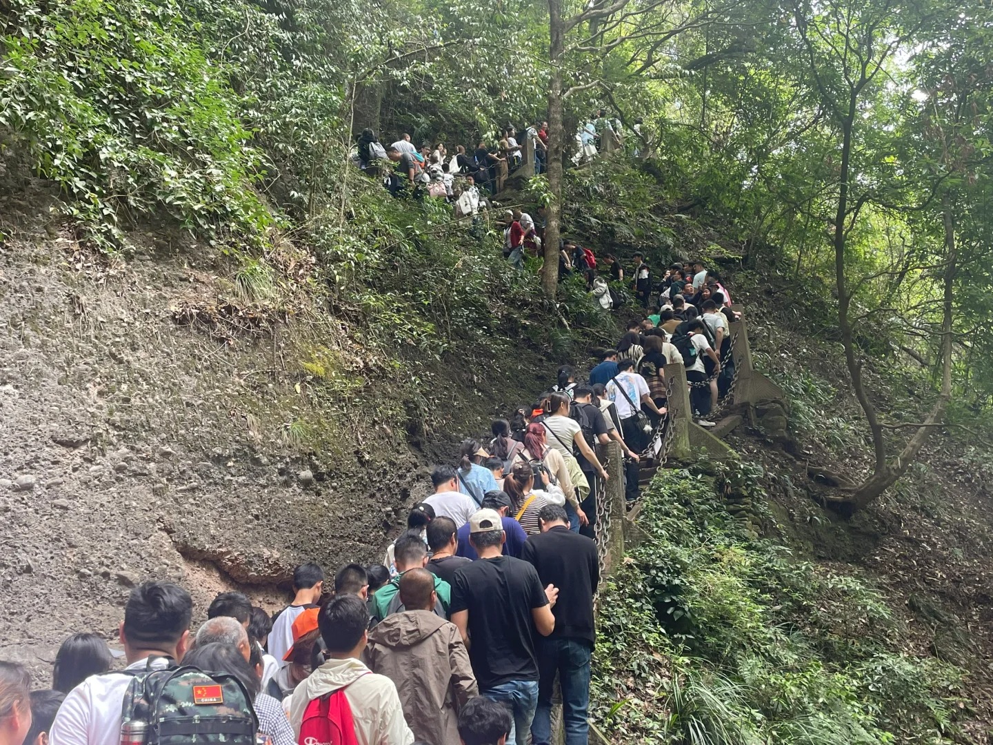青城山里面堵上了……
朝阳洞到最顶山的这道路，堵上了
不要插队哇，上山的太多了