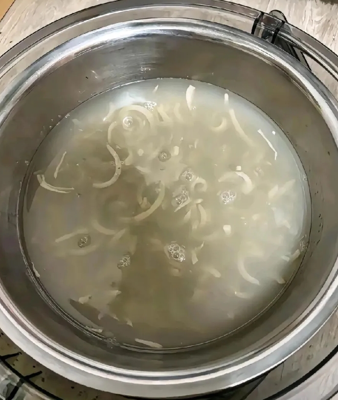 哎呀妈呀，简直崩溃了！过年我公公揽下做皮冻的活，说这他最拿手！
 
可今天一看他