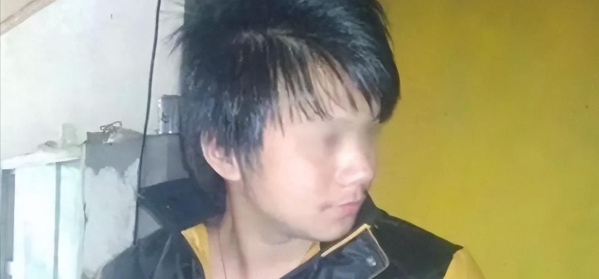 18岁小伙网购玩具枪，竟被判无期！法庭上他崩溃了，冲着法官怒吼：“用这枪打死我！