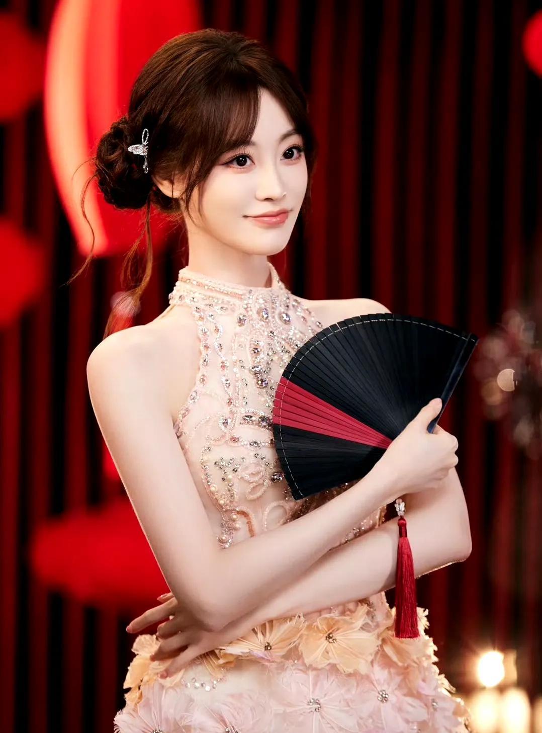 祝绪丹引发热议！
2月5日，祝绪丹突然引发了热议，起因是她在社交平台晒出了爸爸做