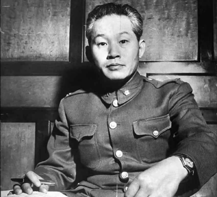 那晚，孙立人刚钻进被窝，突然发现被窝里躺着的并不是妻子，他吓得赶紧跳下床，大声喊