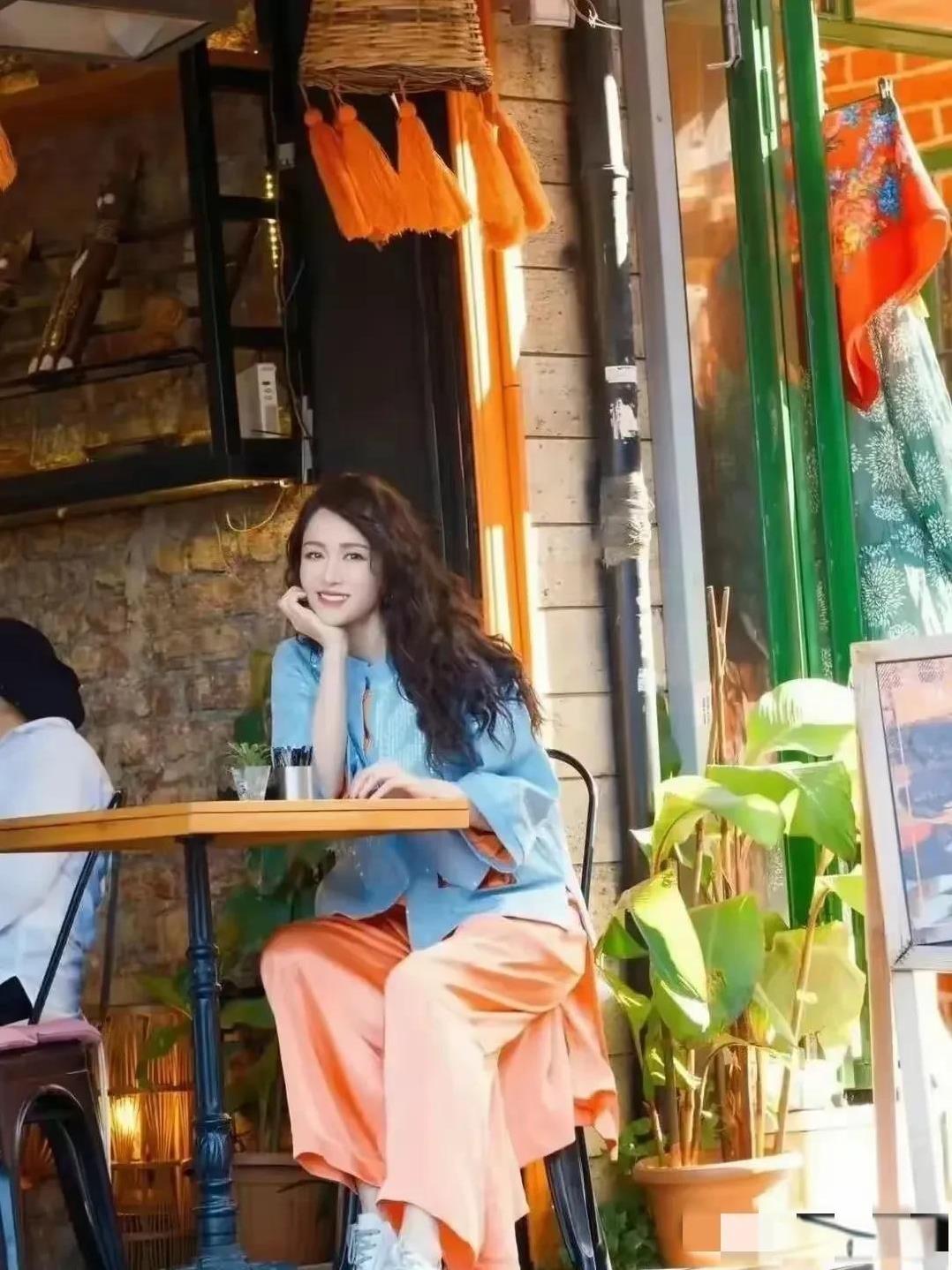 松弛感，现在在娱乐圈越来越流行。
新中式，现在在娱乐圈越来越受欢迎。
看看陈乔恩