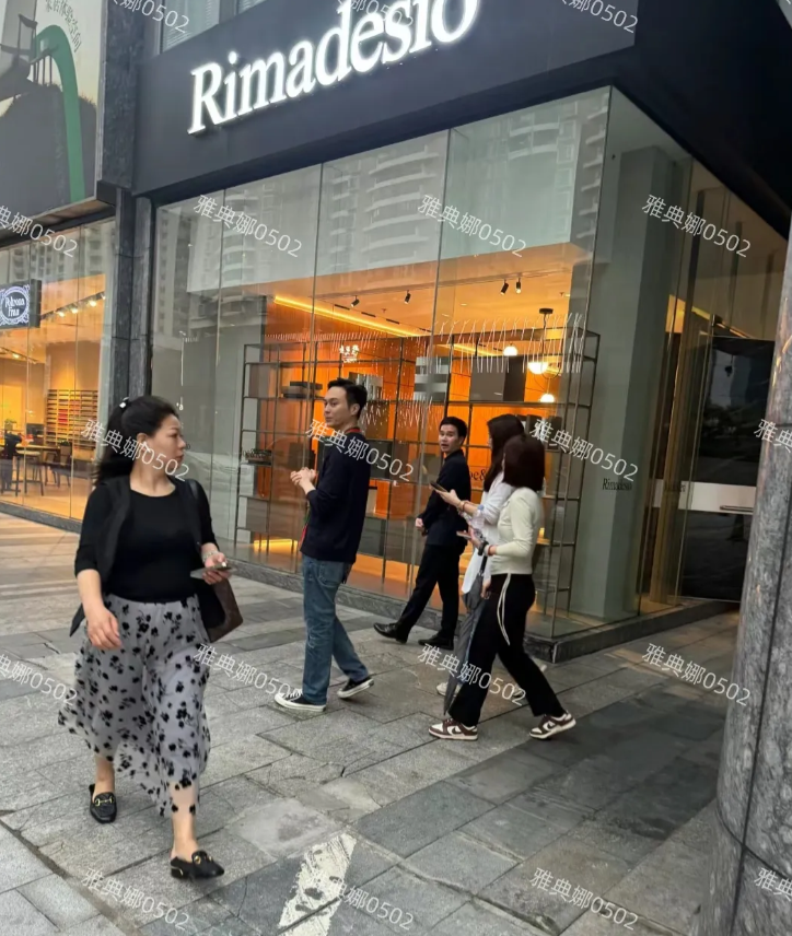 深圳偶遇张智霖袁咏仪，两个人颜值好高好有夫妻相，衣品很好很时尚，一点儿也看不出是