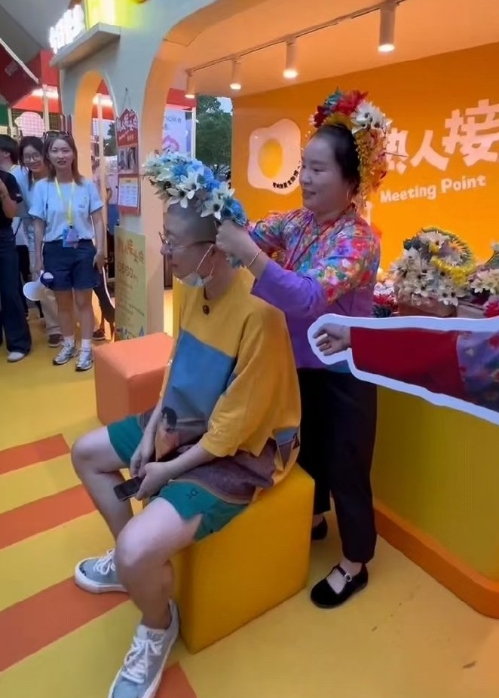 李诞光头簪花