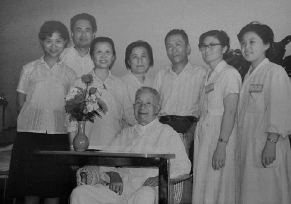 1961年的一天，军事科学院副院长粟裕大将正在养病，警卫员进门报告：“首长，您的