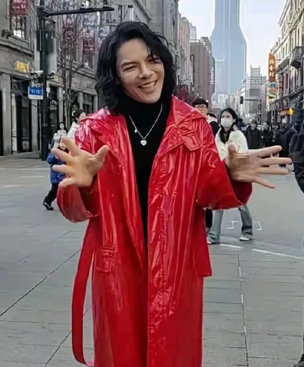 笑麻了！向佐穿皮衣在街上给路人发红包，没想到却遭保安驱赶...