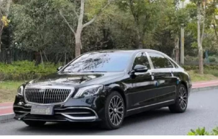 广东佛山，男子知道邻居家的别墅无人居住，便将迈巴赫轿车停在邻居家门口。不料当晚刮