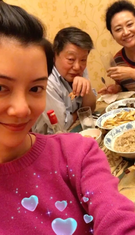 最近冲浪的时候，无意间发现了一个超有趣的娱乐圈冷知识！你们知道车晓的母亲是谁吗？