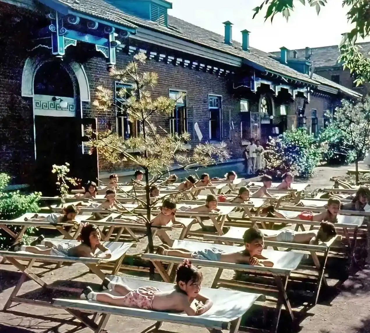 建国后的前30年，东北可是傲视全国的。

这是一张1959年的东北国企幼儿园照片