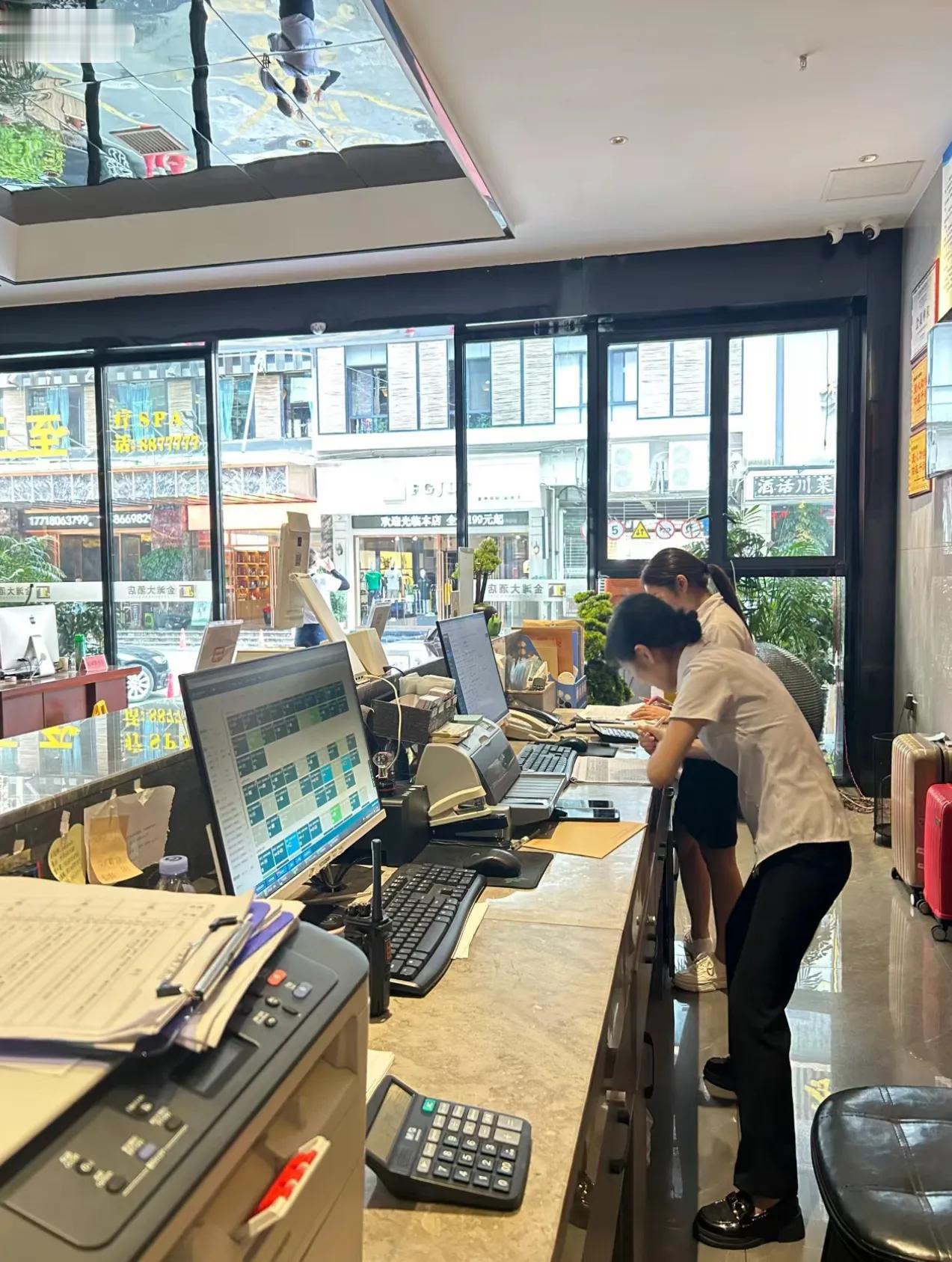 男女不知道的五个行业里的秘密！ 
一、酒店前台 对那种三更半夜搂搂抱抱来的，我们