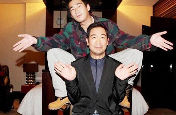 张默出身星二代，父亲张国立是演艺圈大咖。曾经张默也在演艺路上发展，却因负面新闻淡