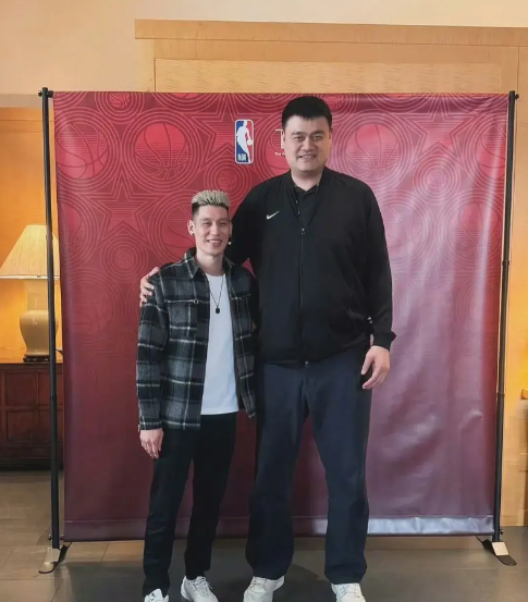 亲切！林书豪谈老大哥姚明：

“见到姚明，我真的很开心，也感觉非常亲切。”

“