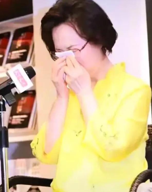 琼瑶写鑫涛对我，实在是用尽心机。无论人前人后，呵护备至。
 
看后面琼瑶的自传，