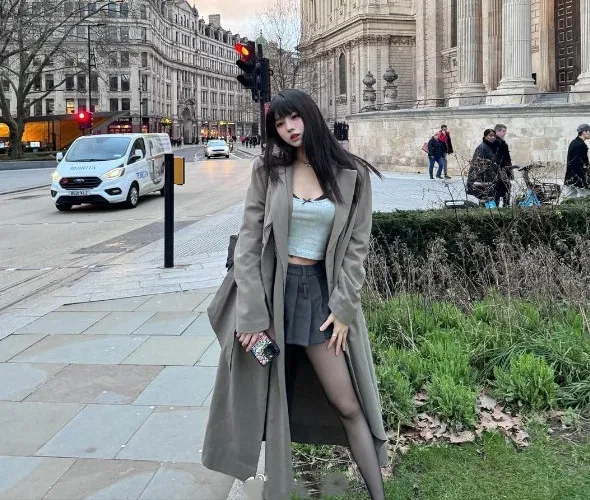 汪峰大女儿，18岁的小苹果在社交平台晒出一组留学照，该怎么评价呢？
