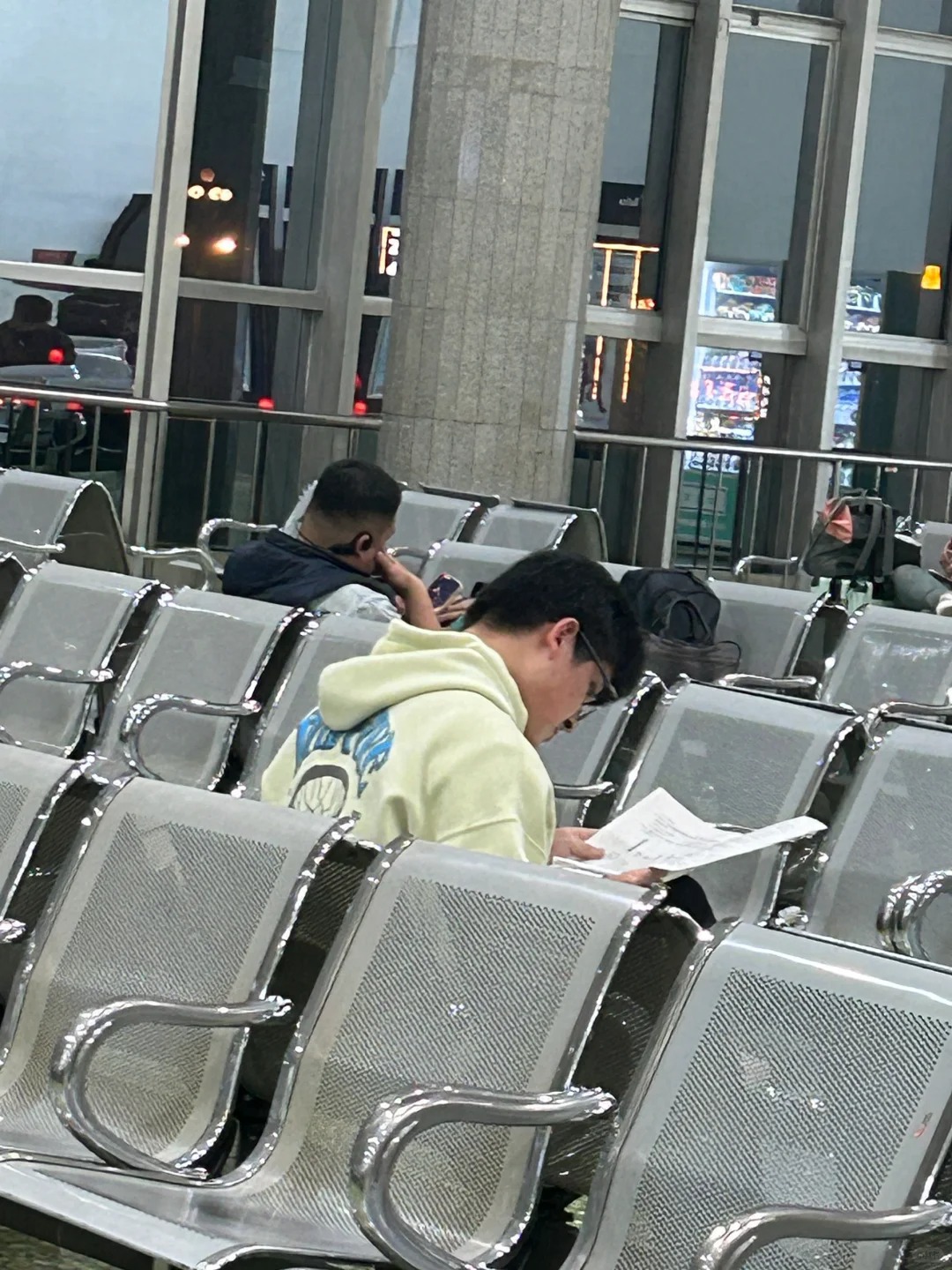 火车站被复试的大学生侵占了
最近大学生应该都陆陆续续去梦想的学校参加复试，晚上十