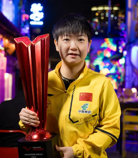 昨晚新加坡大满贯赛结束后，国乒孙颖莎、王曼昱、蒯曼、林诗栋和王楚钦五人前往新加坡