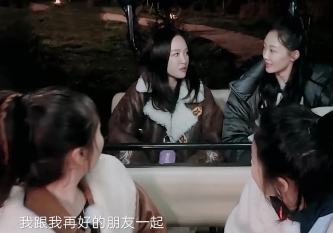 苗苗问陈乔恩:“你可以跟女孩子睡一张床吗？”

陈乔恩:“不可以！”苗苗:“这一
