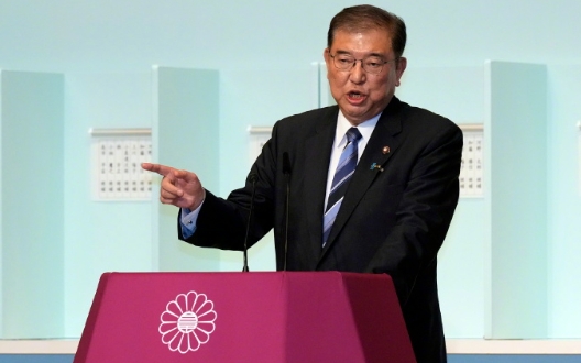 日本政治家石破茂在第五次参选后，终于赢得自民党总裁的职位。他曾表示，如果顺利当选