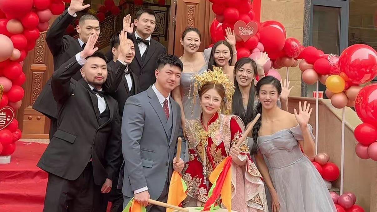 湖北一位女教师婚礼现场大秀肌肉，伴娘团中的三位更是世界健身冠军