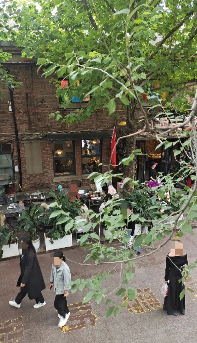朋友的父亲今年73岁，跟二婚老伴儿搭伙过日子6年，每个月都给她2000块钱的零花