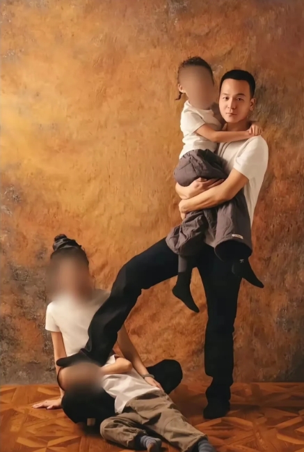 潘宏的全家福挺诡异的，这是想表达什么，她老婆这是怎么了？真吓人。
因为艾特的死，