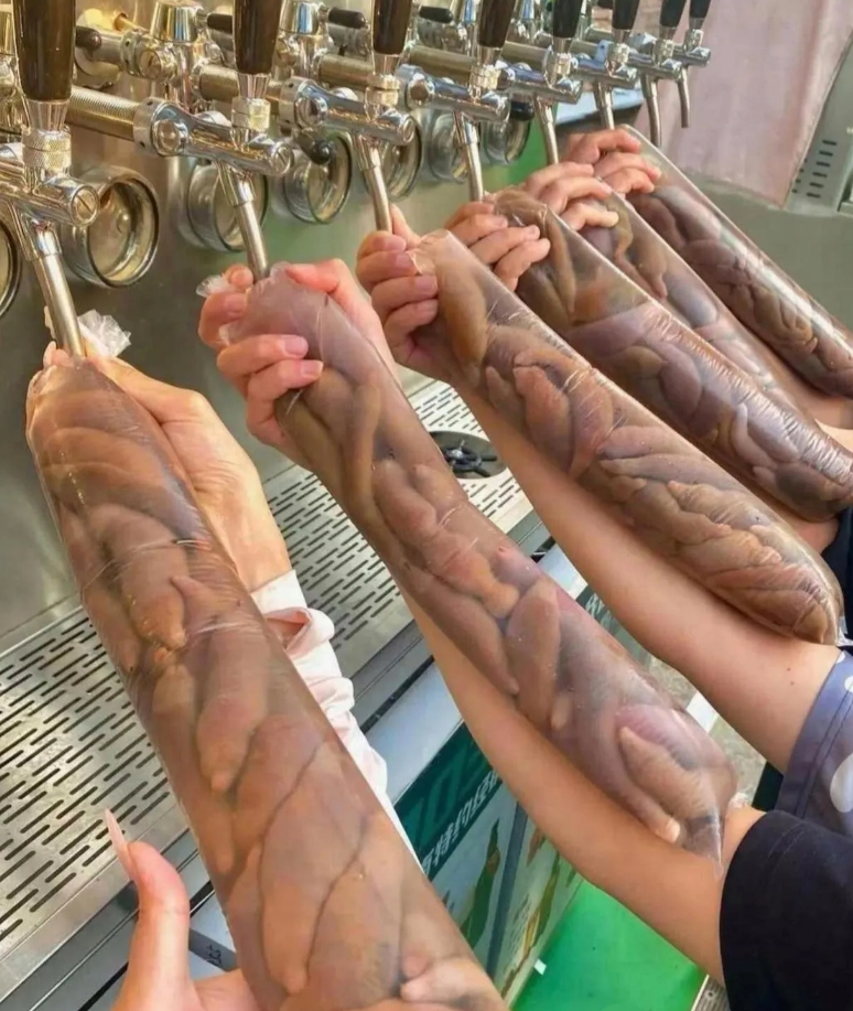 我还心思美女胳膊上纹个纹身呢？
自己一看在灌东西？
话说回来这是啥东西？
能吃吗