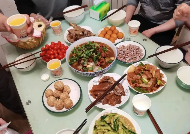 大姑子昨天回娘家来找我借钱，一开口就是想借100000元。
我家老公和我都是普通
