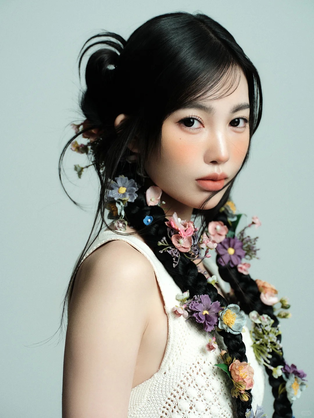 五彩斑斓的鲜花点缀在双马尾编发
元气微醺的少女脸颊洋溢着娇嗔的气息💭
纯粹极简