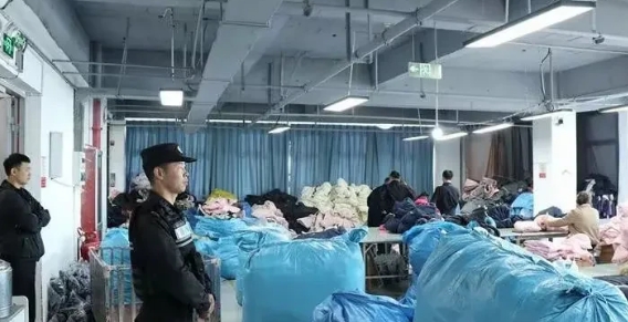 羽绒服里没有真羽绒，3点不能被原谅。

1.靠造假降低成本，以89元一件的低价吸