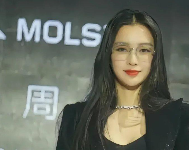疯马秀后，为了复出，这是拼了？！这完全就像换了张脸、换了个人似的

在娱乐圈这个