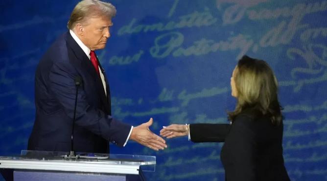 特朗普明显“技高一筹”。

当地时间9月10日晚，美国前总统、共和党总统候选人特