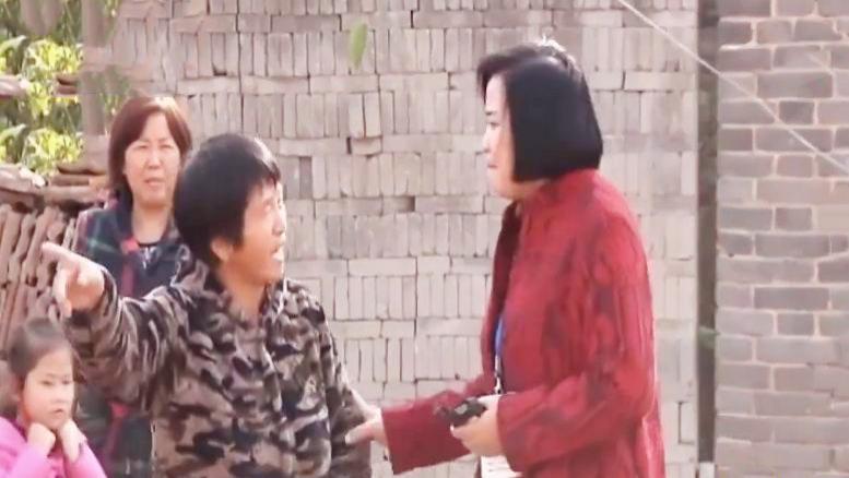 男子抛弃妻女30年，无人养老想起研究生女儿