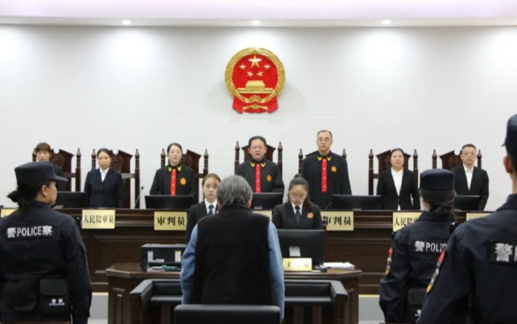 余华英重审一审死刑，剥夺政治权利终身，并处没收个人全部财产。余华英为谋取非法利益