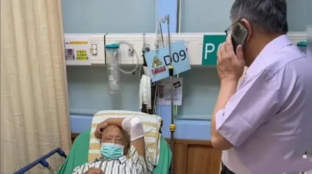 柯文哲声称与民进党有深仇大恨。在其父10月15日因病情恶化转入重症监护室后，家人