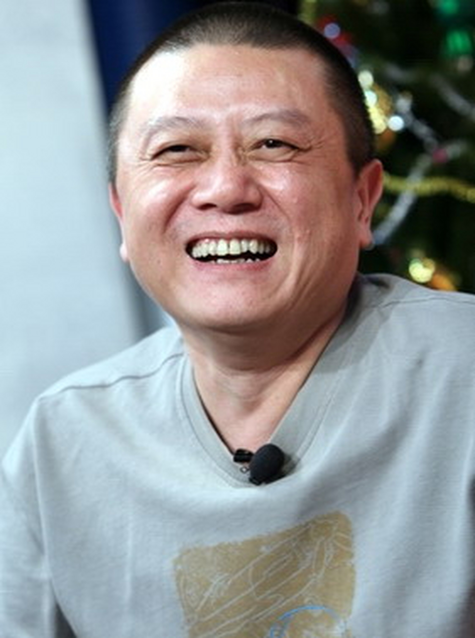 1999年，王朔发表了一篇《我看金庸》，对金庸的武侠小说强烈抨击，并称：“四大天