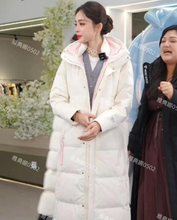 古力娜扎漂亮的很不真实，无论身高和颜值都堪称完美，旁边的人好像跟她不在一个图层里