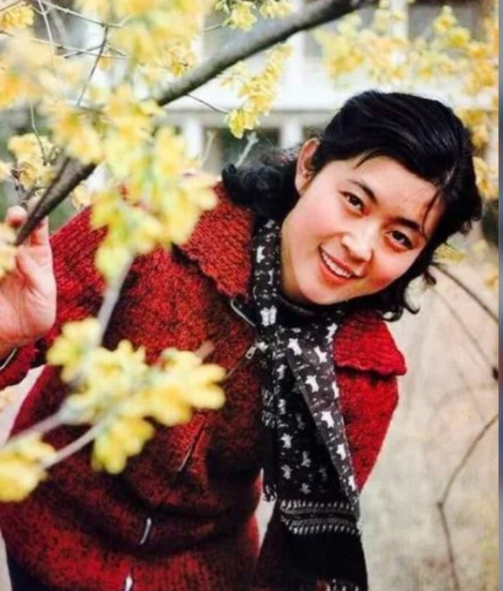 戏里又土又丑，戏外却是气质美女，让人敬佩